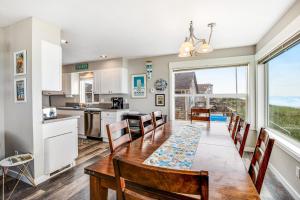 Una cocina y un comedor con mesa y sillas. en Sweethaven - 3 bedroom, en Rockaway Beach