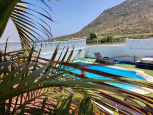 - une vue sur la piscine et la montagne en arrière-plan dans l'établissement Casita del Molino, à Las Negras