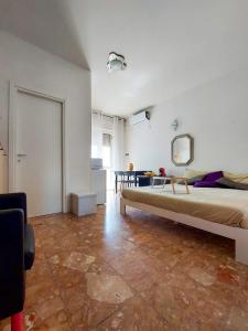 a bedroom with a large bed and a table at Tiny house via mascilongo in Termoli