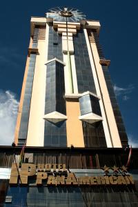 un grand bâtiment avec un panneau devant lui dans l'établissement Pan American Hotel, à La Paz
