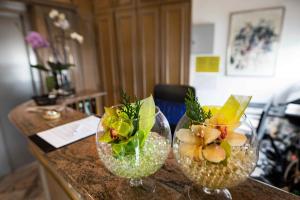 two wine glasses with flowers in them on a counter at Hotel Maselheimer Hof in Maselheim +17 photos