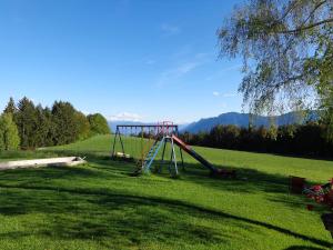 een speeltuin in het midden van een grasveld bij Gasthof St. Ulrich in Meltina