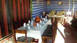 a long table with plates and dishes on it at Club Camping des pêcheurs in Dakhla