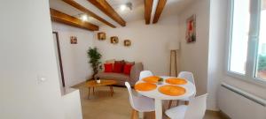 a white table and chairs in a living room at le suquet quartier historique in Cannes