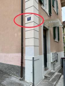 un círculo rojo está al lado de un edificio en Cosy, en Lausana