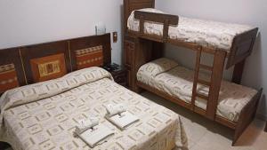 two bunk beds in a small room with sidx sidx sidx at Tradición de Salta in Salta