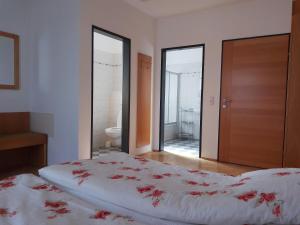 A bed or beds in a room at Pension Kappel
