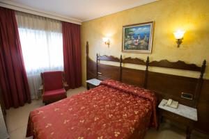 Postel nebo postele na pokoji v ubytování Hotel Reyes Catolicos