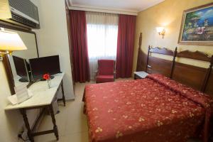Postel nebo postele na pokoji v ubytování Hotel Reyes Catolicos
