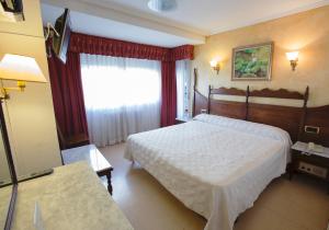 Postel nebo postele na pokoji v ubytování Hotel Reyes Catolicos