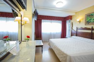 Postel nebo postele na pokoji v ubytování Hotel Reyes Catolicos