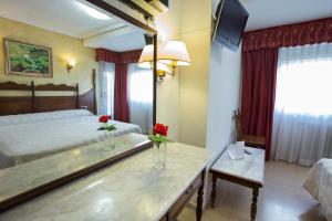Postel nebo postele na pokoji v ubytování Hotel Reyes Catolicos