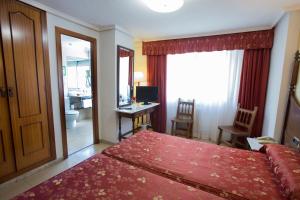 Postel nebo postele na pokoji v ubytování Hotel Reyes Catolicos