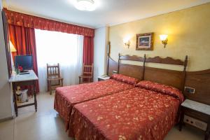 Postel nebo postele na pokoji v ubytování Hotel Reyes Catolicos
