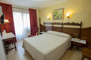 Postel nebo postele na pokoji v ubytování Hotel Reyes Catolicos