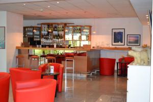 Lounge nebo bar v ubytování Lenas West Hotel