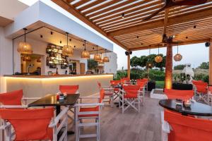 un ristorante con tavoli e sedie e un bar di Cirillo Family Hotel-Christinas Studios a Mastichárion