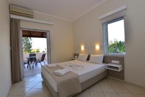 Posteľ alebo postele v izbe v ubytovaní Flisvos Rooms + 37 fotografií