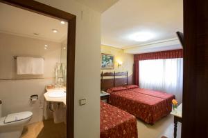 Postel nebo postele na pokoji v ubytování Hotel Reyes Catolicos