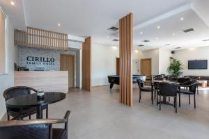 Cirillo Family Hotel-Christinas Studios في ماستيخاري: مطعم فيه طاولات وكراسي في الغرفة