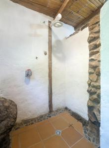 esquina de una habitación con una pared de piedra en Finca Los Abuelos - La Planta en Concepción