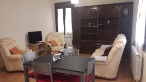 a living room with a table and chairs at Camino Real in Molinaseca