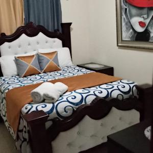 sypialnia z łóżkiem z dwoma ręcznikami w obiekcie CONFORTABLE first floor en santiago RD w mieście Santiago de los Caballeros