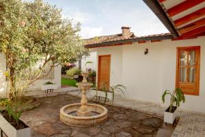 a courtyard with a fountain in front of a house at Hotel Casa Floralia in Tibasosa