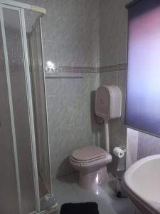 uma pequena casa de banho com WC e chuveiro em Residencial Cabeça da Velha em Catraia do Bugalho