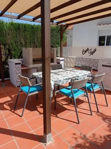 - une table et des chaises sur la terrasse dans l'établissement Casa Fenix, à Calp