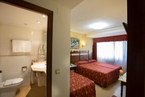 Postel nebo postele na pokoji v ubytování Hotel Reyes Catolicos