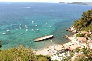 un grupo de personas en una playa con un barco en el agua en Maison de charme à 200 bord de mer, terrasse, jardin- Lesclesdenicole, en Le Pradet