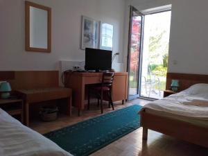 A bed or beds in a room at Pension Kappel
