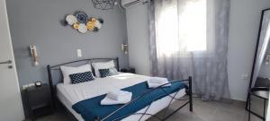 バトシにあるBatsi Bayのベッドルーム1室(青と白の枕が備わるベッド1台付)
