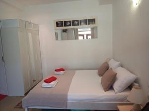 Posteľ alebo postele v izbe v ubytovaní Beachfront Love Nest