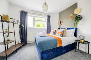 1 dormitorio con cama y ventana en Coventry Large Stylish 4 Bedroom House, Sleeps 8, Private Parking, by EMPOWER HOMES en Coventry