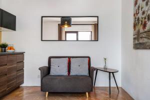 a living room with a chair and a mirror at Playa Marina Eco Bungalow Arrieta in Arrieta