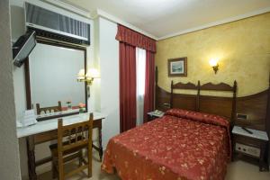 Postel nebo postele na pokoji v ubytování Hotel Reyes Catolicos