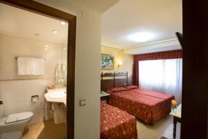 Postel nebo postele na pokoji v ubytování Hotel Reyes Catolicos