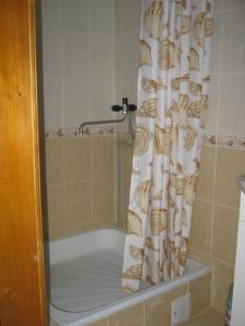 einen Duschvorhang im Bad mit Badewanne in der Unterkunft Saduba Kozatska Detsa in Schdenijewo