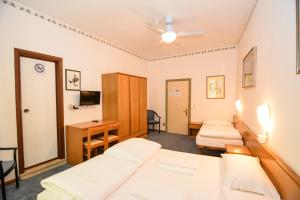 Postel nebo postele na pokoji v ubytování Hotel Modena old town