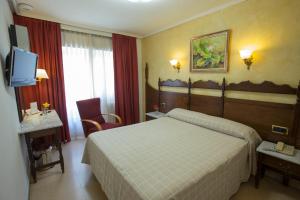 Postel nebo postele na pokoji v ubytování Hotel Reyes Catolicos