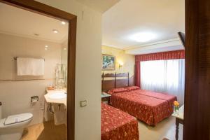 Postel nebo postele na pokoji v ubytování Hotel Reyes Catolicos