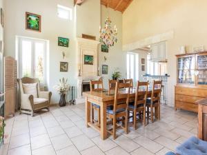 Χώρος καθιστικού στο Elegant Château Escape