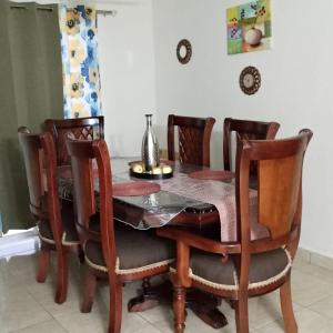 jadalnia ze stołem i krzesłami w obiekcie CONFORTABLE first floor en santiago RD w mieście Santiago de los Caballeros