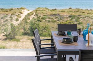 Oliva Suites في أوليفا: طاولة طعام مطلة على المحيط