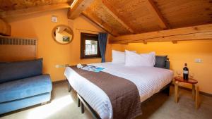 Un pat sau paturi într-o cameră la Rin Sky Appartamenti Rin Livigno