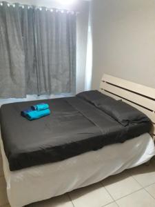 1 cama en un dormitorio con edredón negro en Apartamento 2 Quartos Vista Lagoa, en Cabo Frío