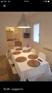 a room with a table with white tables and chairs at Center, 15 minutes from Venice, Parking Miranese in Mestre
