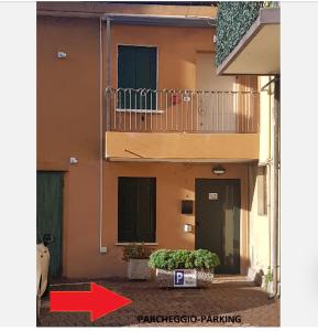 um edifício com uma seta vermelha à sua frente em Center, 15 minutes from Venice, Parking Miranese em Mestre
